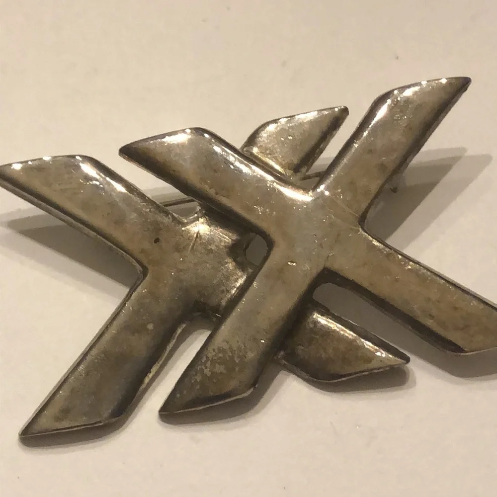 Vintage Silver Tone Double X Criss Cross Brooch Shoulder Pin